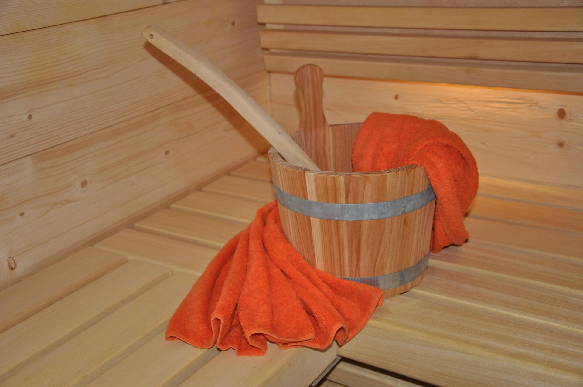 Infusion bucket with towel